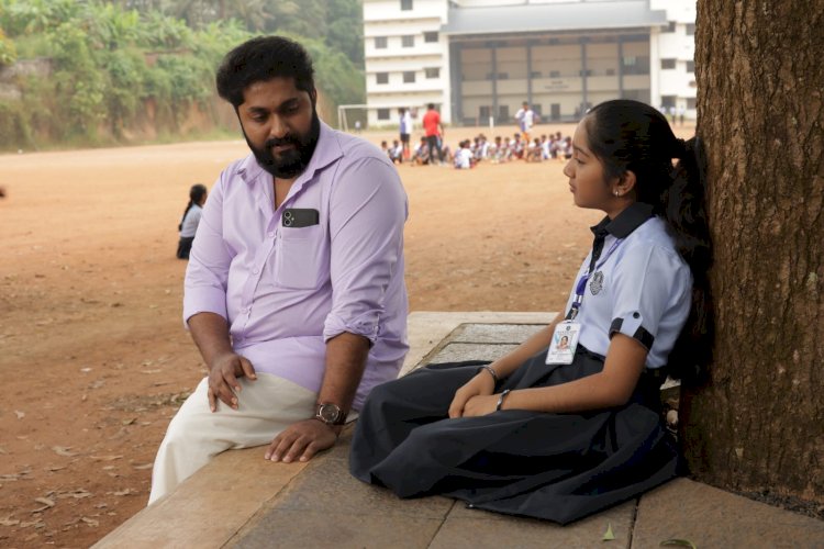 ചൂരലെടുത്ത് സജിന്‍ മാഷായി ധ്യാന്‍.