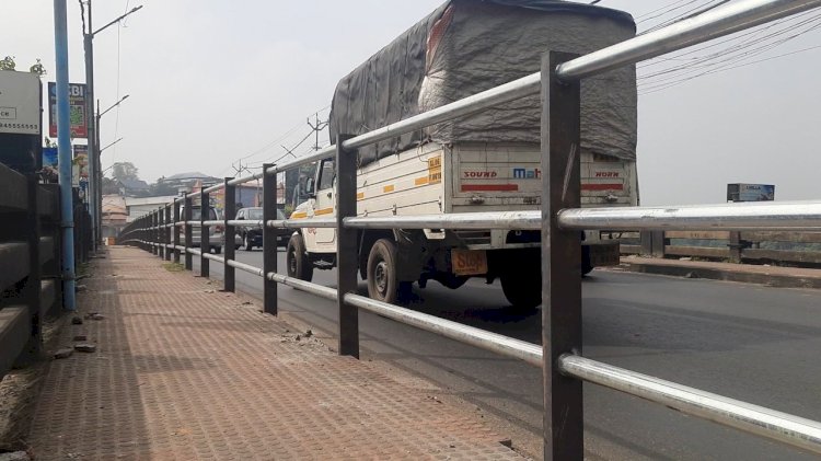 കാല്‍നടയാത്രക്കാരുടെ സുരക്ഷയുടെ ഭാഗമായി  കൈവരികള്‍