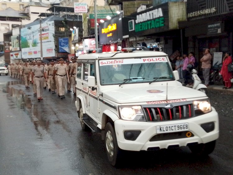 മൂവാറ്റുപുഴയിൽ പോലീസിന്റെ റൂട്ട് മാർച്ച്