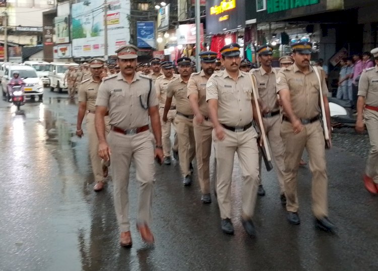 മൂവാറ്റുപുഴയിൽ പോലീസിന്റെ റൂട്ട് മാർച്ച്