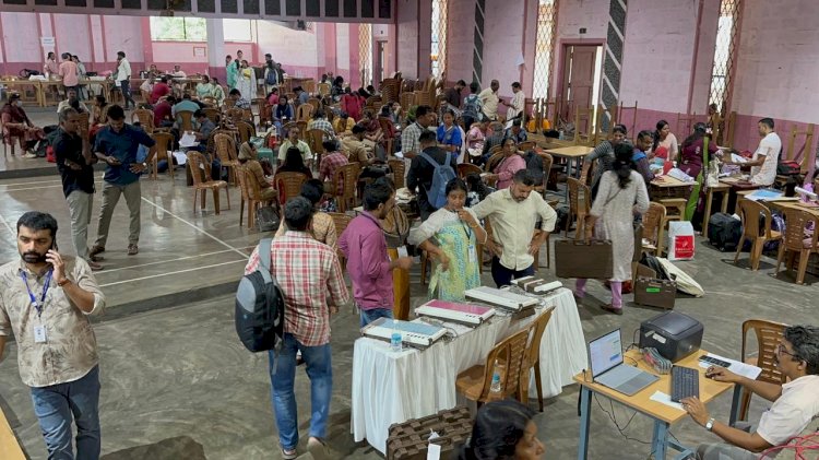 മൂവാറ്റുപുഴയിൽ തദ്ദേശ തെരഞ്ഞെടുപ്പിനുള്ള പോളിംഗ് സാമഗ്രികൾ വിതരണം ചെയ്തു
