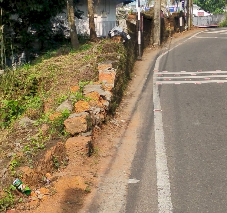 കിഴക്കേക്കര ആശ്രമം കുന്ന് റോഡ് അപകടക്കെണി