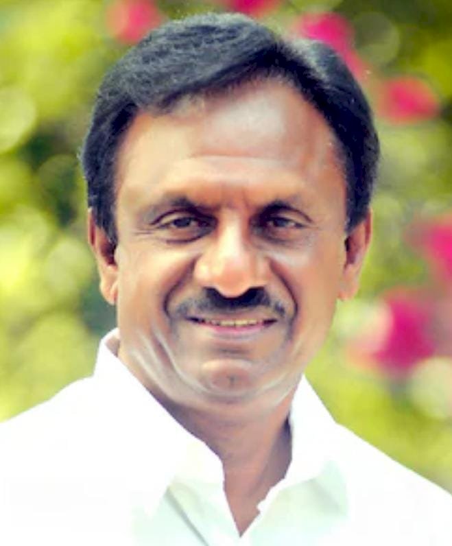 തല മൊട്ടയടിച്ച് വാക്ക് പാലിച്ചു ഇ.എം. ആഗസ്തി