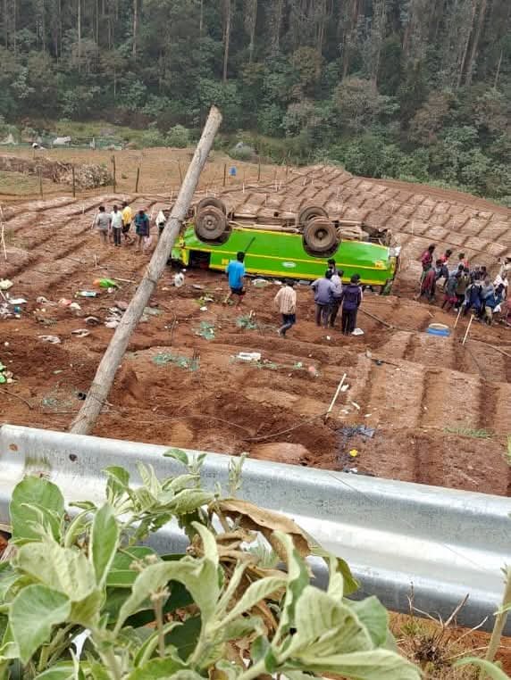​ഊട്ടിയിൽ സ്വകാര്യ ബസ് 50 അടി താഴ്ചയിലേക്ക് മറിഞ്ഞു