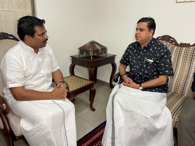 കുടുംബാംഗങ്ങളെ ആശ്വസിപ്പിച്ചു സ്പീക്കർ