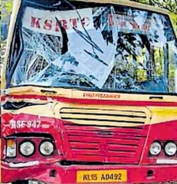 കെഎസ്ആർടിസിയും ടൂറിസ്റ്റ് ബസും കൂട്ടിയിടിച്ചു