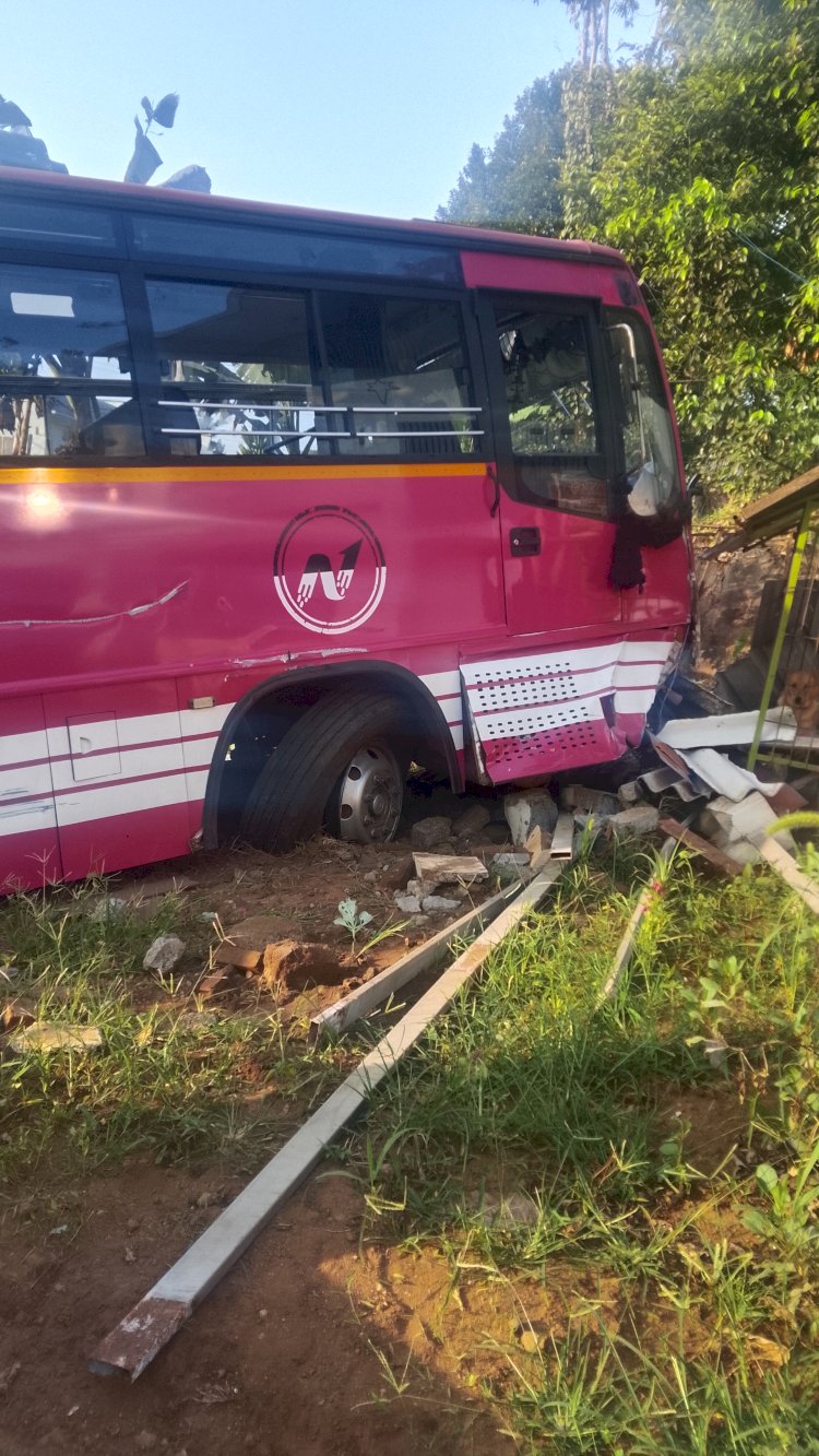 ​നിയന്ത്രണം വിട്ട സ്വകാര്യ ബസ് മതിലിടിച്ചു തകർത്ത് വീട്ടുമുറ്റത്തേക്ക് പാഞ്ഞുകയറി വൻ ദുരന്തം ഒഴിവായത് തലനാരിഴയ്ക്ക്