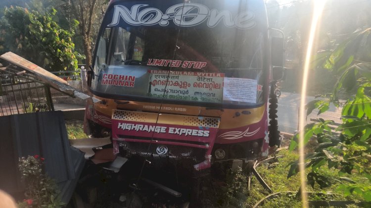 ​നിയന്ത്രണം വിട്ട സ്വകാര്യ ബസ് മതിലിടിച്ചു തകർത്ത് വീട്ടുമുറ്റത്തേക്ക് പാഞ്ഞുകയറി വൻ ദുരന്തം ഒഴിവായത് തലനാരിഴയ്ക്ക്