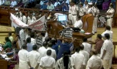 ​നിയമസഭയിൽ സ്വർണക്കവർച്ചാ വിവാദം സ്പീക്കറുടെ ഡയസിലേക്ക് പ്രതിഷേധം സഭ വിട്ടു