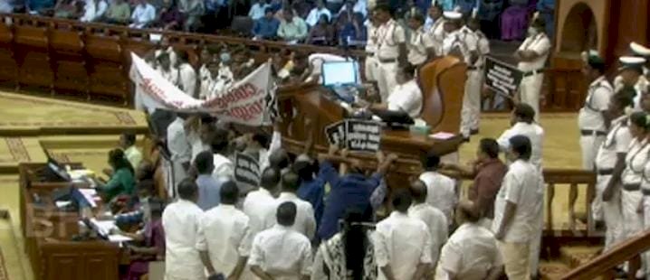 ​നിയമസഭയിൽ സ്വർണക്കവർച്ചാ വിവാദം സ്പീക്കറുടെ ഡയസിലേക്ക് പ്രതിഷേധം സഭ വിട്ടു