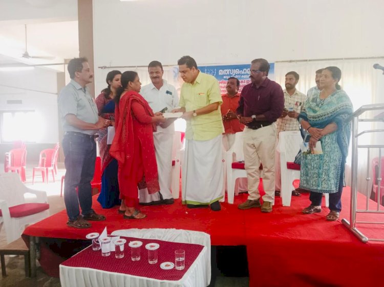 മത്സ്യത്തൊഴിലാളി ഇൻഷുറൻസ് ആനുകൂല്യം വിതരണം ചെയ്തു 10 ലക്ഷം രൂപ കൈമാറി