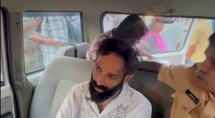പുസ്തകത്തിൽ ഒളിപ്പിച്ചു മയക്കുമരുന്ന് കടത്ത് യുവാവ് പിടിയിൽ