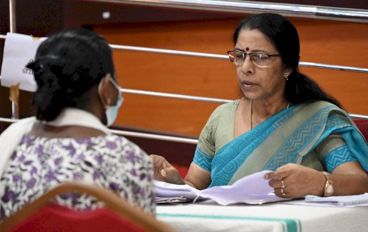 വനിതാ കമ്മീഷൻ അദാലത്ത് 34 പരാതികൾ തീർപ്പാക്കി പി. സതീദേവിയുടെ നേതൃത്വത്തിൽ സിറ്റിങ് നടന്നു