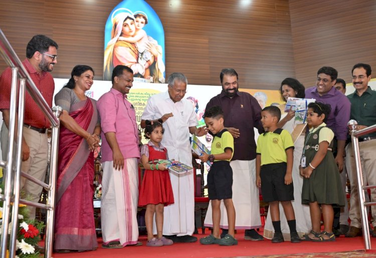 അധ്യയന വർഷം തുടങ്ങും മുൻപേ പാഠപുസ്തകങ്ങളും യൂണിഫോമും കൈകളിൽ ചരിത്ര നേട്ടമെന്ന് മുഖ്യമന്ത്രി