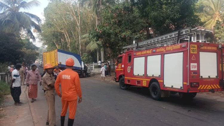 കറുകടത്ത് നിയന്ത്രണം വിട്ട കണ്ടെയ്‌നർ ലോറി മതിലിലേക്ക് ഇടിച്ചു കയറി ഡ്രൈവർക്ക് പരിക്ക്.