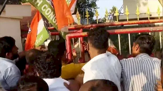 മന്ത്രി വീണാ ജോർജിന്റെ വസതിയിലേക്ക് യൂത്ത് കോൺഗ്രസ് മിന്നൽ മാർച്ച് കത്രിക വിവാദത്തിൽ പ്രതിഷേധം