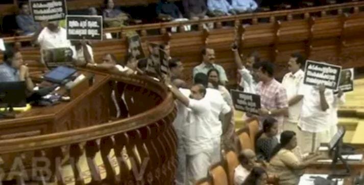 ശബരിമല സ്വർണ്ണക്കൊള്ള നിയമസഭയിൽ പ്രതിപക്ഷ പ്രതിഷേധം