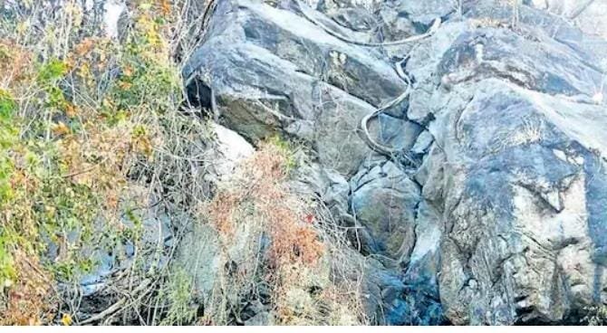 ഗുരുതിക്കളത്ത് പാറക്കൂട്ടങ്ങൾ ഇളകി വീഴാൻ സാധ്യത ഹൈറേഞ്ച് റോഡിൽ വലിയ അപകടഭീഷണി