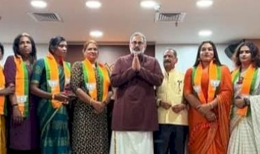 സീമ വിനീത് ബിജെപിയിൽ ചേർന്നു 15 ട്രാൻസ്ജെൻഡർ വ്യക്തികളെ ഷാൾ അണിയിച്ച് സ്വീകരിച്ച് രാജീവ് ചന്ദ്രശേഖർ