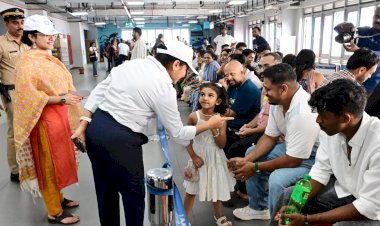 തിരഞ്ഞെടുപ്പ് ബോധവൽക്കരണം കൊച്ചി വാട്ടർ മെട്രോയിൽ വോട്ടർമാരോട് സംവദിച്ച് ജില്ലാ കളക്ടർ