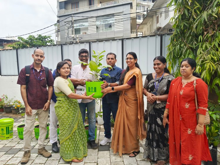 ജില്ലാ കളക്ടറുടെ ഔദ്യോഗിക വസതി ഇനി ഹരിതാഭമാകും തൈകൾ കൈമാറി