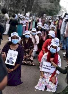 നിയമനം വൈകുന്നു സെക്രട്ടേറിയറ്റിന് മുന്നിൽ മുട്ടിലിഴഞ്ഞ് എൽ.പി.എസ്.ടി റാങ്ക് ഹോൾഡേഴ്സ് പ്രതിഷേധം