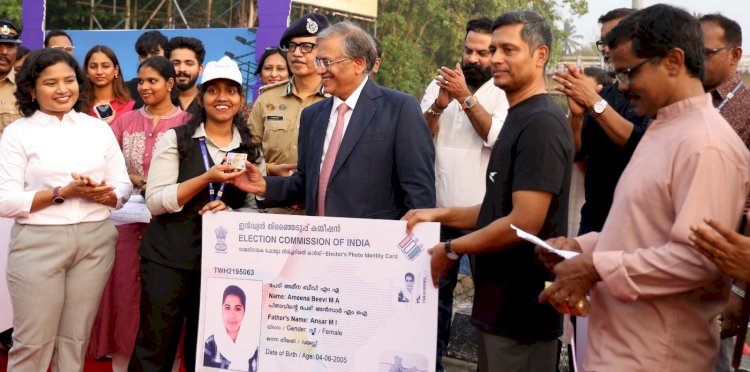 സത്യപ്രതിജ്ഞ ചൊല്ലി ഐഡി കാർഡ് വാങ്ങി ജനാധിപത്യത്തിന്റെ ഭാഗമായി മുന്നൂറോളം വിദ്യാർത്ഥികൾ