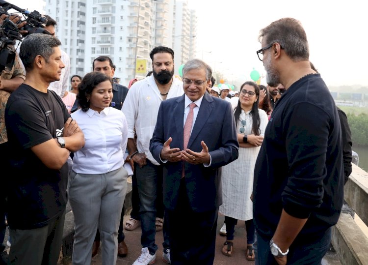 സത്യപ്രതിജ്ഞ ചൊല്ലി ഐഡി കാർഡ് വാങ്ങി ജനാധിപത്യത്തിന്റെ ഭാഗമായി മുന്നൂറോളം വിദ്യാർത്ഥികൾ