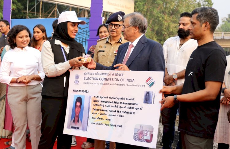 സത്യപ്രതിജ്ഞ ചൊല്ലി ഐഡി കാർഡ് വാങ്ങി ജനാധിപത്യത്തിന്റെ ഭാഗമായി മുന്നൂറോളം വിദ്യാർത്ഥികൾ