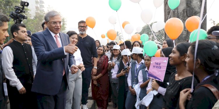 സത്യപ്രതിജ്ഞ ചൊല്ലി ഐഡി കാർഡ് വാങ്ങി ജനാധിപത്യത്തിന്റെ ഭാഗമായി മുന്നൂറോളം വിദ്യാർത്ഥികൾ