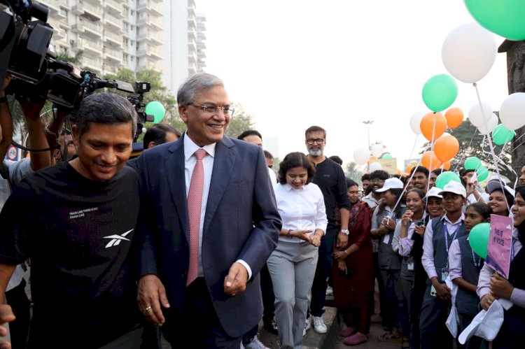 സത്യപ്രതിജ്ഞ ചൊല്ലി ഐഡി കാർഡ് വാങ്ങി ജനാധിപത്യത്തിന്റെ ഭാഗമായി മുന്നൂറോളം വിദ്യാർത്ഥികൾ