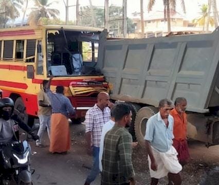 എരമല്ലൂരിൽ കെഎസ്ആർടിസി ബസ് ലോറിയിൽ ഇടിച്ച് അപകടം 23 പേർക്ക് പരിക്ക്