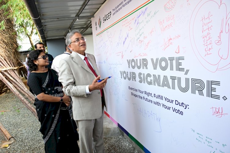 കേരളം ലോകത്തിന് മാതൃകയെന്ന് മുഖ്യ തിരഞ്ഞെടുപ്പ് കമ്മീഷണർ ഗ്യാനേഷ് കുമാർ കൊച്ചി ബിനാലെ സന്ദർശിച്ചും