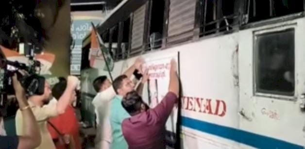 ഗണേഷ് കുമാറിനെതിരെ കോഴി പോസ്റ്റർ പ്രതിഷേധം തമ്പാനൂരിൽ പോലീസും യൂത്ത് കോൺഗ്രസും തമ്മിൽ സംഘർഷം