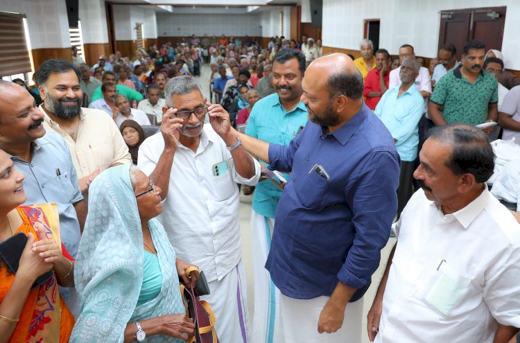 ജനകീയ ആരോഗ്യമാതൃകയായി ഒപ്പം മെഡിക്കൽ ക്യാമ്പ് 2700 ഓളം പേർക്ക് സൗജന്യ കണ്ണടകൾ വിതരണം ചെയ്തു