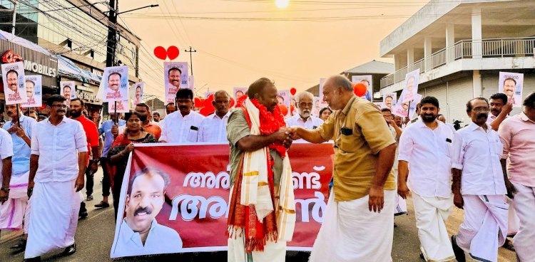 നഗരത്തെ ചുവപ്പണിയിച്ച് എൻ. അരുണിന്റെ റോഡ് ഷോ ആവേശക്കടലായി പ്രവർത്തകർ