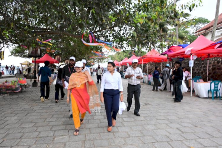 തിരഞ്ഞെടുപ്പ് ബോധവൽക്കരണം കൊച്ചി വാട്ടർ മെട്രോയിൽ വോട്ടർമാരോട് സംവദിച്ച് ജില്ലാ കളക്ടർ