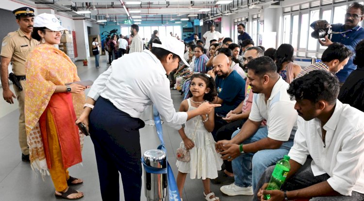 തിരഞ്ഞെടുപ്പ് ബോധവൽക്കരണം കൊച്ചി വാട്ടർ മെട്രോയിൽ വോട്ടർമാരോട് സംവദിച്ച് ജില്ലാ കളക്ടർ