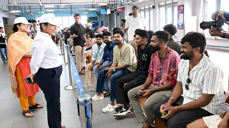 തിരഞ്ഞെടുപ്പ് ബോധവൽക്കരണം കൊച്ചി വാട്ടർ മെട്രോയിൽ വോട്ടർമാരോട് സംവദിച്ച് ജില്ലാ കളക്ടർ