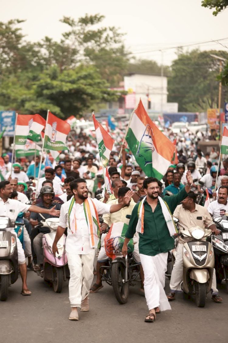 ​പാലക്കാട് ഇളക്കിമറിച്ച് യുഡിഎഫ് റോഡ് ഷോ സ്ഥാനാർത്ഥിക്കൊപ്പം ആവേശമായി രമേശ് പിഷാരടിയും