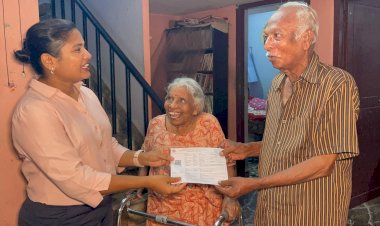 വോട്ടർ സ്ലിപ്പ് വിതരണവുമായി ജില്ലാ കളക്ടർ ജി. പ്രിയങ്ക വീടുകളിൽ ചത്തിയാത്ത് ആവേശകരമായ സ്വീകരണം