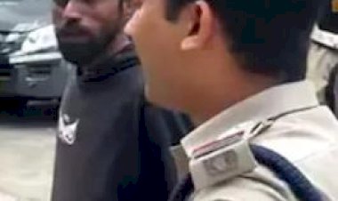 ​കൊച്ചി നെട്ടൂരിൽ പാതിരാത്രി കാറുകൾ തടഞ്ഞ് ഭീതിപ്പെടുത്തിയ യുവാവ് അറസ്റ്റിൽ ദൃശ്യങ്ങൾ പുറത്ത്