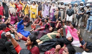 കാക്കിയിട്ട ഗുണ്ടകളേ സ്വന്തം വകുപ്പിനെതിരെ തെരുവിൽ മുദ്രാവാക്യം വിളിച്ച് മുൻ ഡിജിപി ആർ. ശ്രീലേഖ