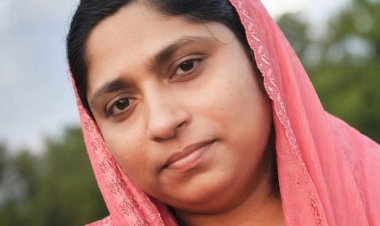 കായംകുളത്ത് വിവാഹസൽക്കാരം കഴിഞ്ഞ് മടങ്ങവെ വീട്ടമ്മ പാമ്പ് കടിയേറ്റ് മരിച്ചു.