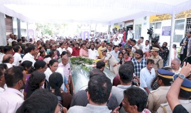 ബംഗളൂരു അപകടം സ്മിതയ്ക്കും ലതയ്ക്കും നാടിന്റെ കണ്ണീരോടെ വിട