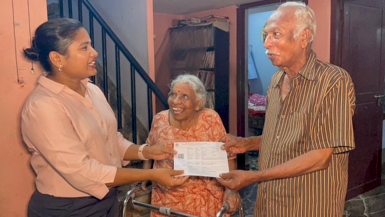 വോട്ടർ സ്ലിപ്പ് വിതരണവുമായി ജില്ലാ കളക്ടർ ജി. പ്രിയങ്ക വീടുകളിൽ ചത്തിയാത്ത് ആവേശകരമായ സ്വീകരണം