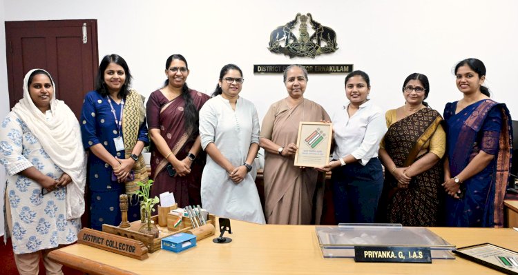 മാലിന്യത്തിൽ നിന്ന് ഭരണഘടനാ ആമുഖവും ഇലക്ഷൻ കമ്മീഷൻ ലോഗോയും; എറണാകുളം ജില്ലാ ഭരണകൂടത്തിന്റെ വേറിട്ട മാതൃക