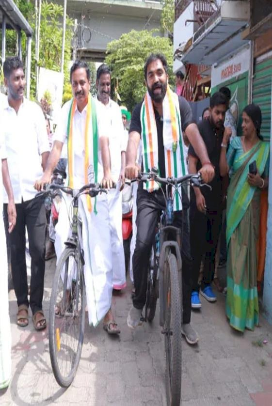 പുതുപ്പള്ളിയിൽ കലാശക്കൊട്ട് വേണ്ടെന്ന് ചാണ്ടി ഉമ്മൻ; തുക വീട് നിർമ്മാണത്തിന് ആവേശം പകരാൻ അസ്ഹറുദ്ദീൻ എത്തി