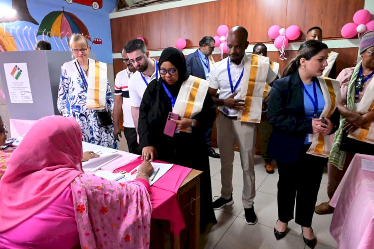 തിരഞ്ഞെടുപ്പ് ഒരുക്കങ്ങൾ വിലയിരുത്താൻ അന്താരാഷ്ട്ര പ്രതിനിധി സംഘം എറണാകുളത്ത് പാലാരിവട്ടത്തെ പിങ്ക് ബൂത്ത് സന്ദർശിച്ചു