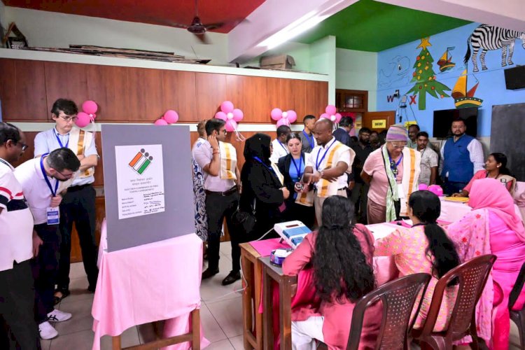 തിരഞ്ഞെടുപ്പ് ഒരുക്കങ്ങൾ വിലയിരുത്താൻ അന്താരാഷ്ട്ര പ്രതിനിധി സംഘം എറണാകുളത്ത് പാലാരിവട്ടത്തെ പിങ്ക് ബൂത്ത് സന്ദർശിച്ചു